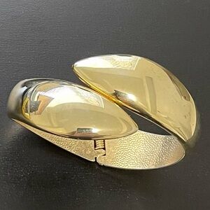 Gold spring clasp cuff bracelet 
Approx Diameter: 7 cm